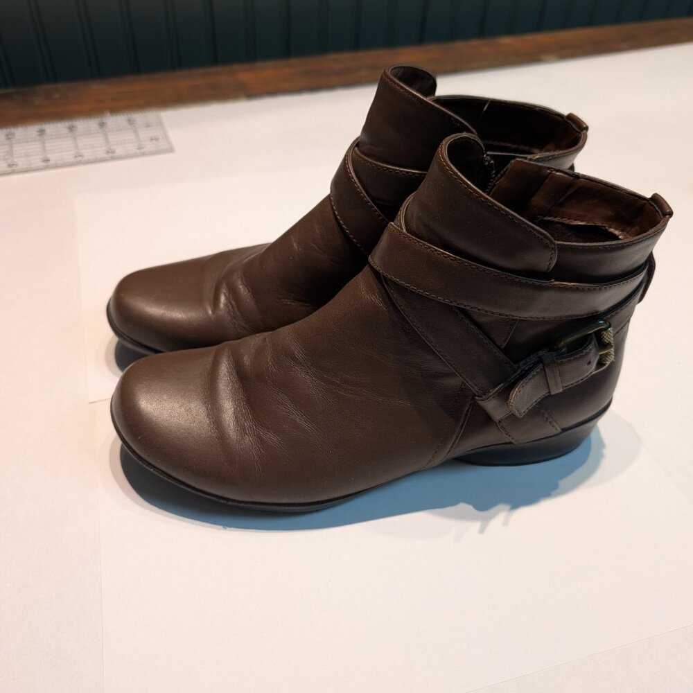 Naturalizer Soft Leather Cassandra Bootie 7M in brown - Picture 2 of 10